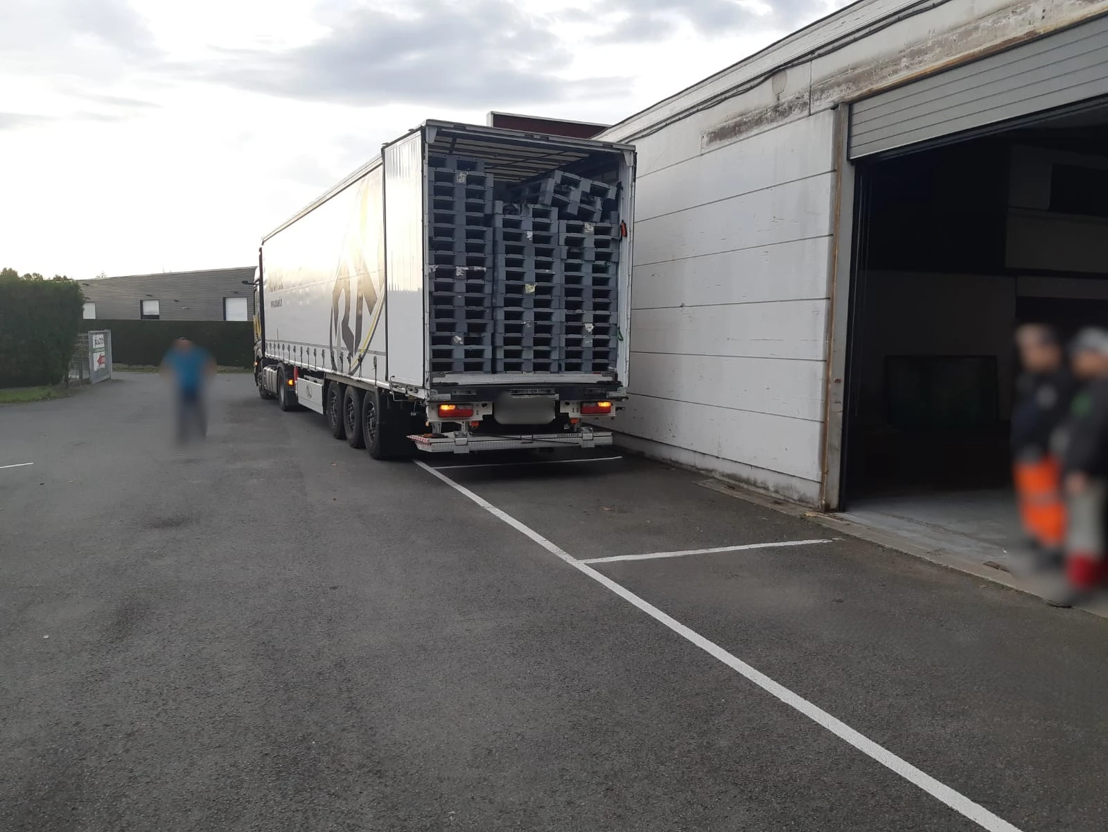 Arrivée d'un camion de palettes plastiques cassées pour réparation et réemploi chez PLASTIC R3