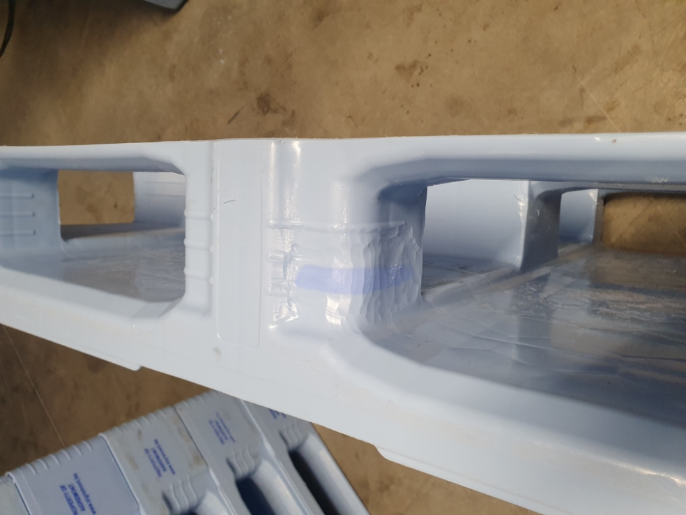 Réparation de palettes plastiques – avant / après – PLASTIC R3